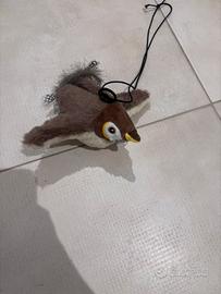 Gioco per gatti - uccello parlante e “volante “