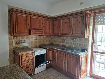 cucina in legno completa di elettrodomestici
