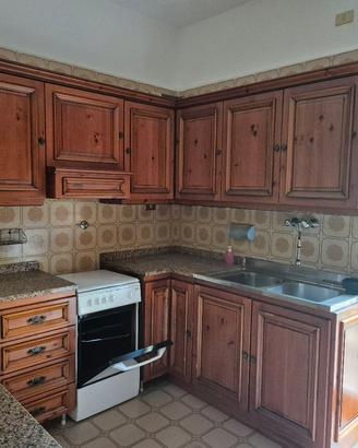 cucina in legno completa di elettrodomestici