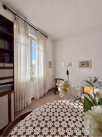 Ampio appartamento al secondo e ultimo piano in Vi