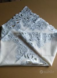 Copri tavolo con applicazioni 