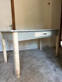 Tavolo con piano in marmo