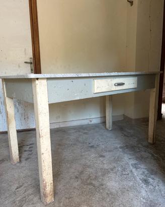 Tavolo con piano in marmo