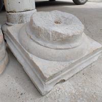 Antico capitello in marmo di botticino.