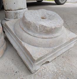 Antico capitello in marmo di botticino.