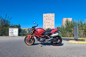 Ducati monster696 