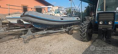 Varie barche da pesca carrelli da spiaggia