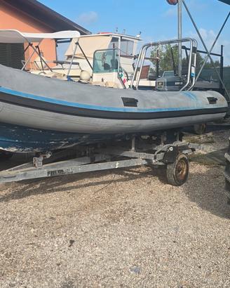 Varie barche da pesca carrelli da spiaggia