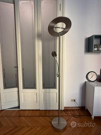 Lampada da terra moderna con doppia luce