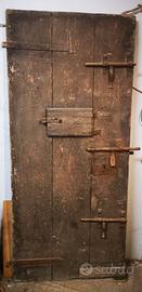 antica porta di una cella, prigione