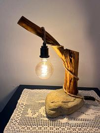 Lampada artigianale da tavolo in legno di quercia