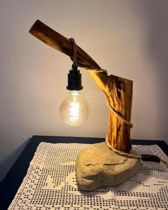 Lampada artigianale da tavolo in legno di quercia