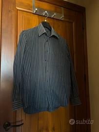 Camicia blu e grigia a righe