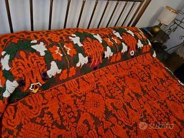Manufatto sardo antico, tappeto e copriletto
