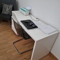 scrivania in legno con sedia