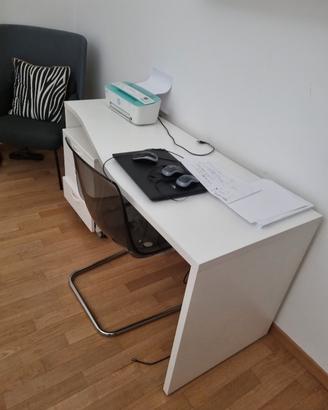 scrivania in legno con sedia