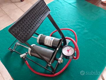 Pompa a pedale con doppio cilindro