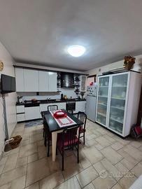Cucina Scavolini + tavolo e sedie + vetrinetta