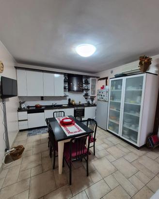 Cucina Scavolini + tavolo e sedie + vetrinetta
