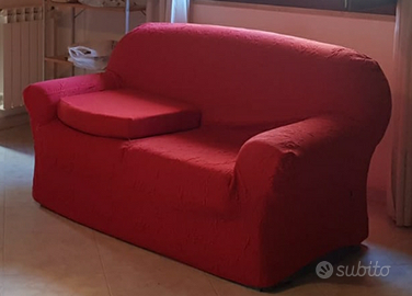 Divano a due posti azzurro copridivano rosso