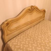letto matrimoniale finemente decorato