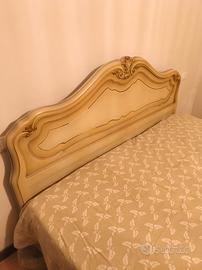 letto matrimoniale finemente decorato