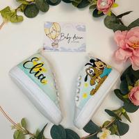 Scarpe neonati disegnate a mano