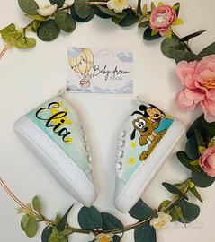 Scarpe neonati disegnate a mano