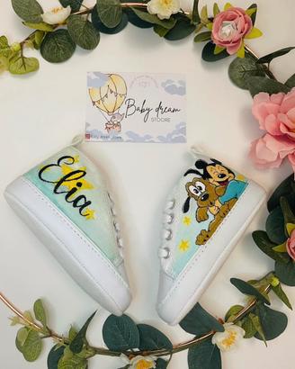 Scarpe neonati disegnate a mano