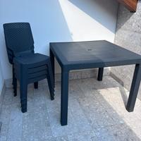 Tavolo da giardino e 4 sedie