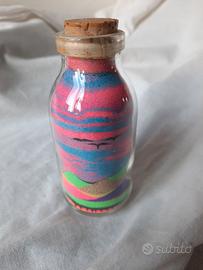 Bottiglie con sabbia colorata