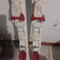 sci ragazza con scarponi e bastoncini