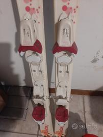 sci ragazza con scarponi e bastoncini