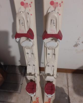 sci ragazza con scarponi e bastoncini