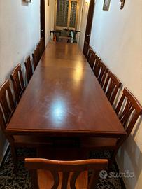 tavolo in legno con 16 sedie in legno come nuovo