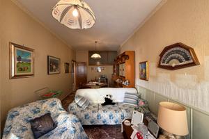 Casa indipendente con box auto e spazi esterni