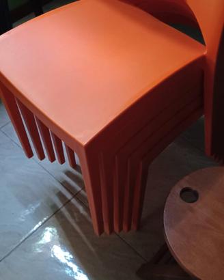 sedie impilabili in polipropilene arancio o verdi