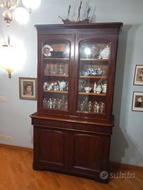 servantes,vetrina e tavolo