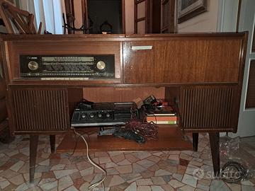 Mobile con radio e giradischi incorporati