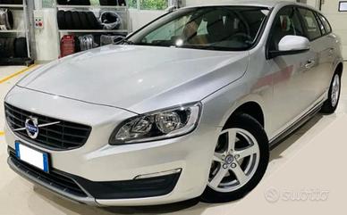 auto volvo V60 anno 2017