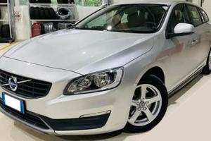auto volvo V60 anno 2017