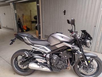 MOTO  TRIUMPH. STREET TRIPLE  765 R