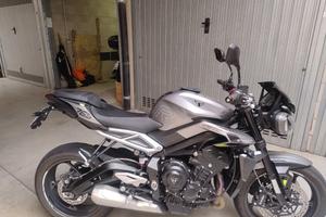 MOTO  TRIUMPH. STREET TRIPLE  765 R