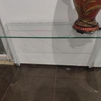 Consolle in vetro trasparente curvato
