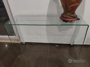 Consolle in vetro trasparente curvato
