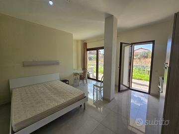 Monolocale arredato con giardino