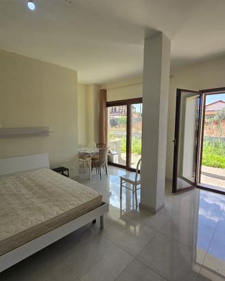 Monolocale arredato con giardino