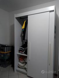 Armadio ante scorrevoli.