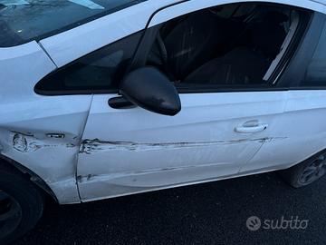 Opel corsa 2015 incidentata