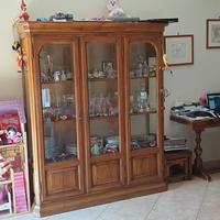 Credenza con vetrina in legno massello